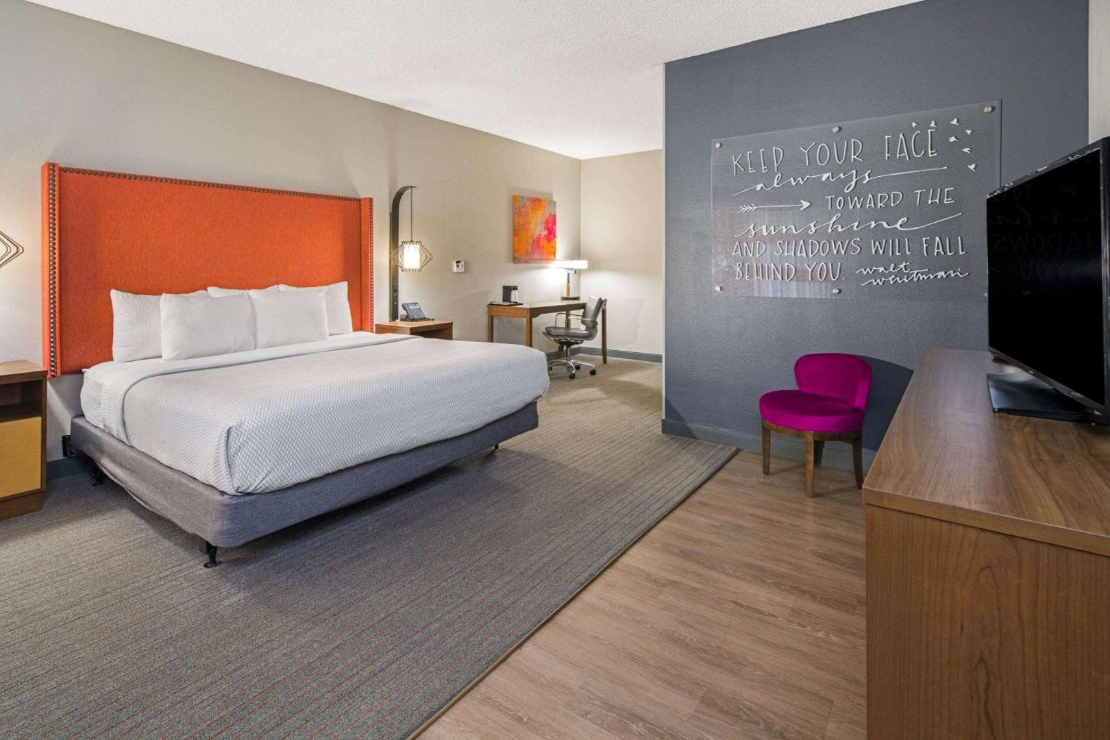 La Quinta Inn & Suites by Wyndham Orange County Airport