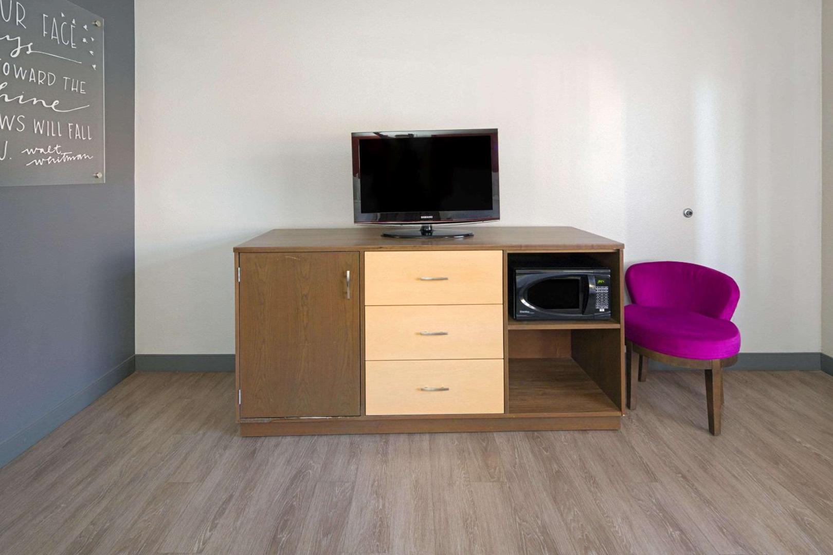 La Quinta Inn & Suites by Wyndham Orange County Airport