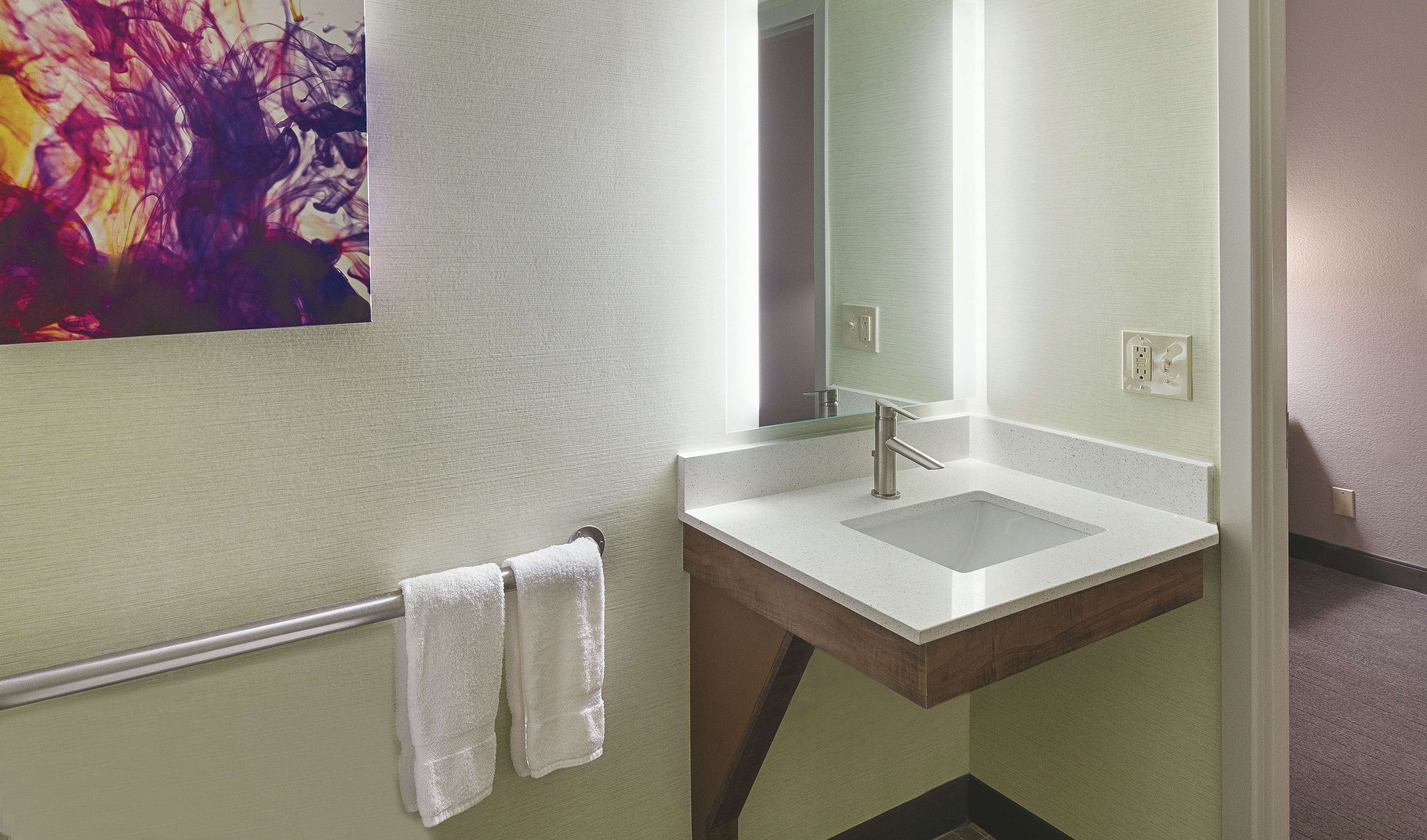 La Quinta Inn & Suites by Wyndham Orange County Airport