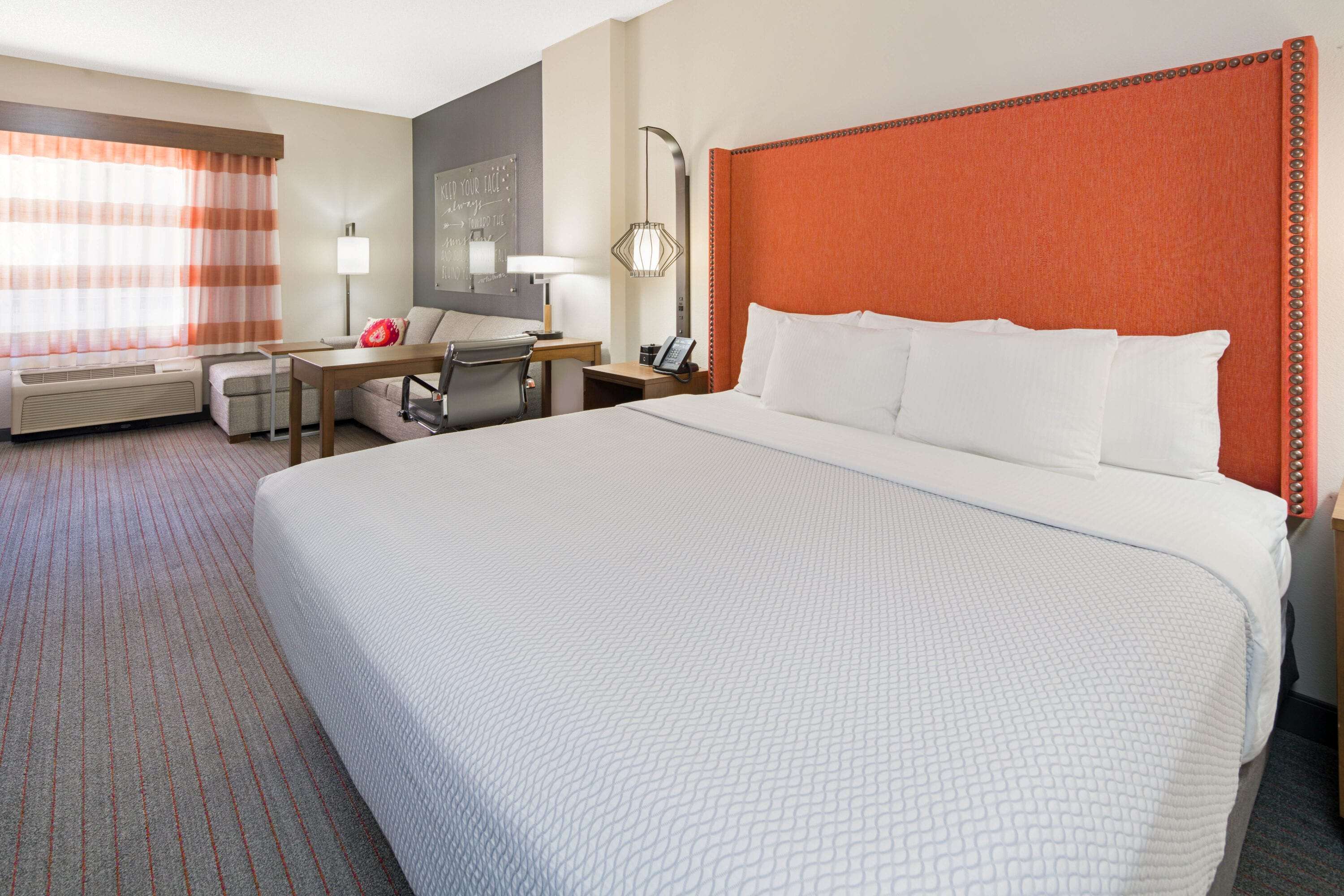 La Quinta Inn & Suites by Wyndham Orange County Airport