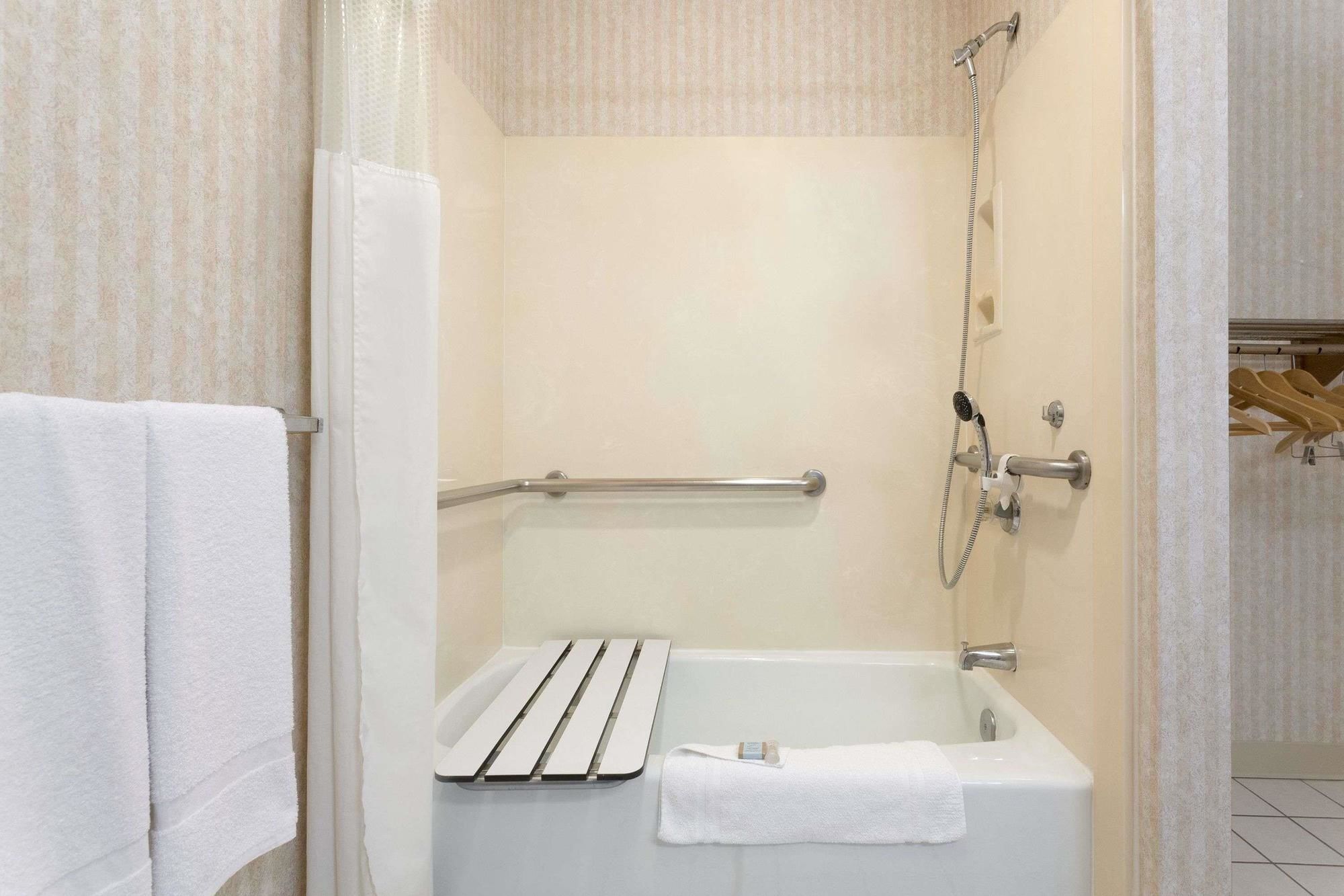 Travelodge by Wyndham Santa Clarita/Valencia