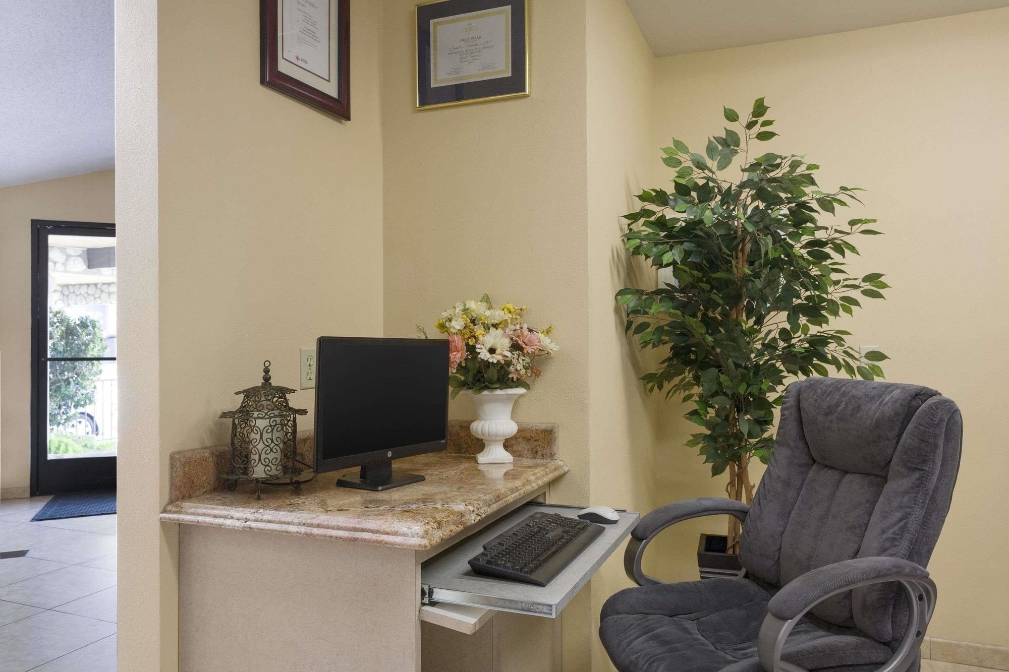 Travelodge by Wyndham Santa Clarita/Valencia