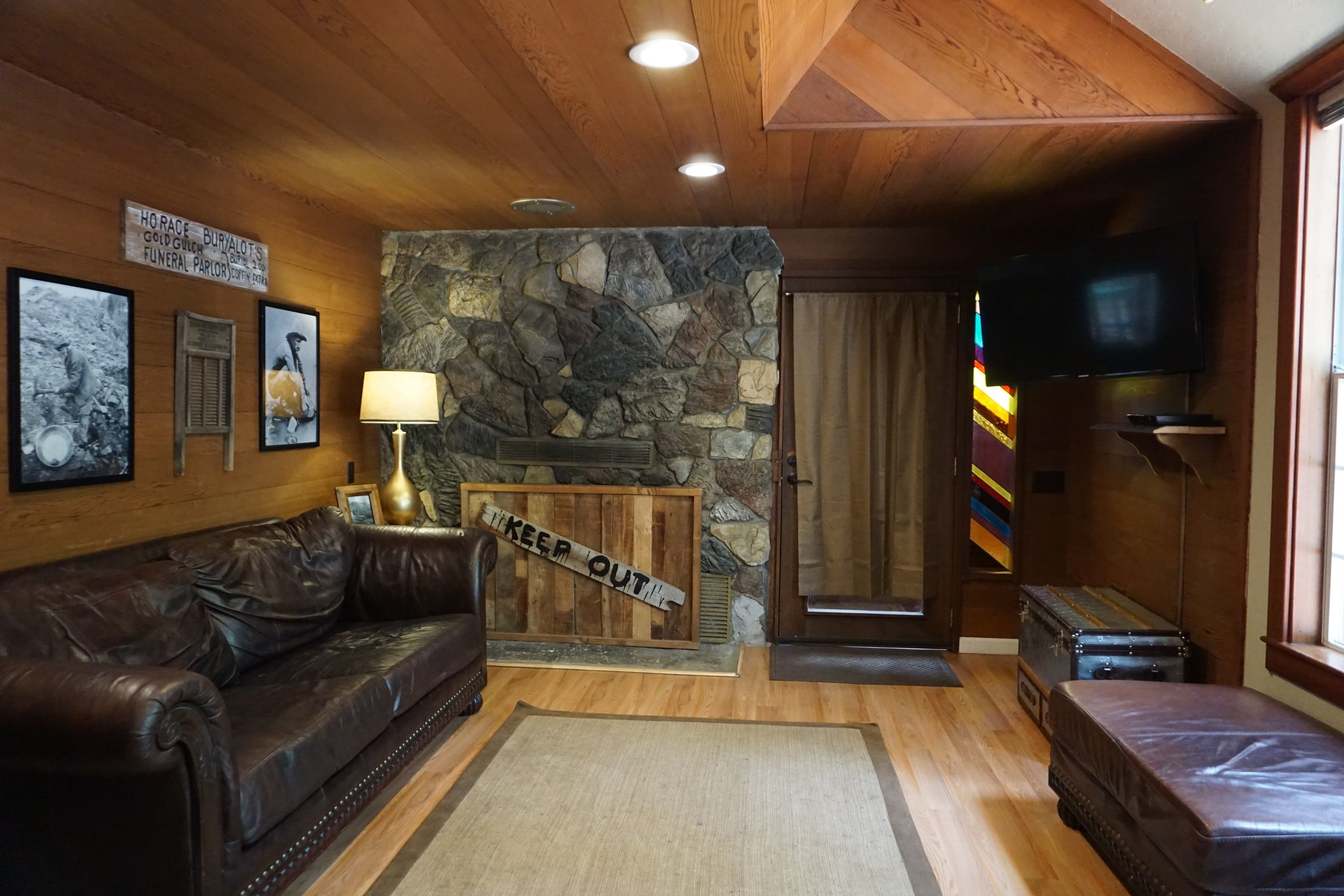 Shaver Lake Village Hotel