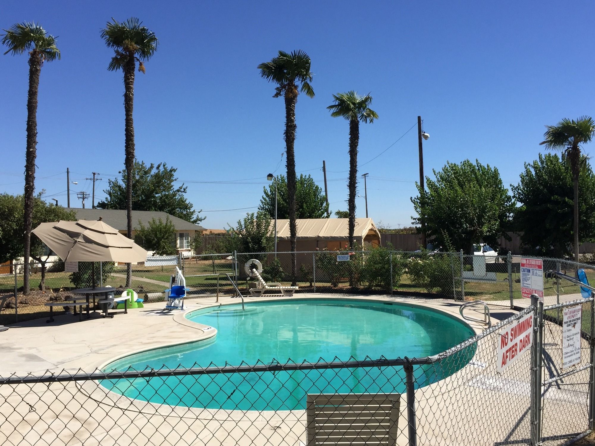 99 Palms Inn & Suites