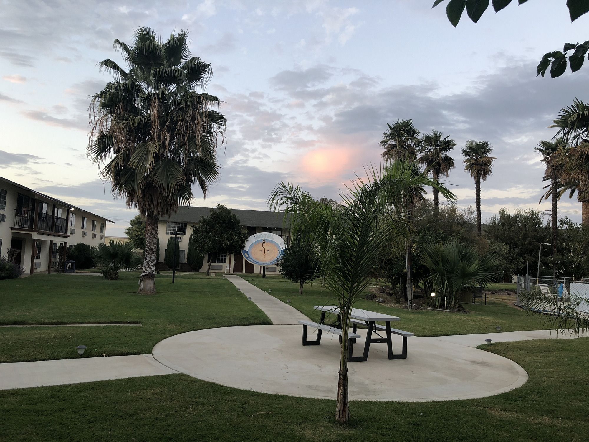 99 Palms Inn & Suites