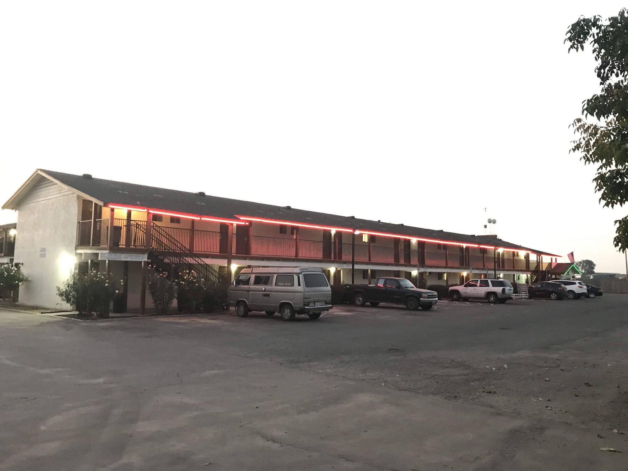99 Palms Inn & Suites