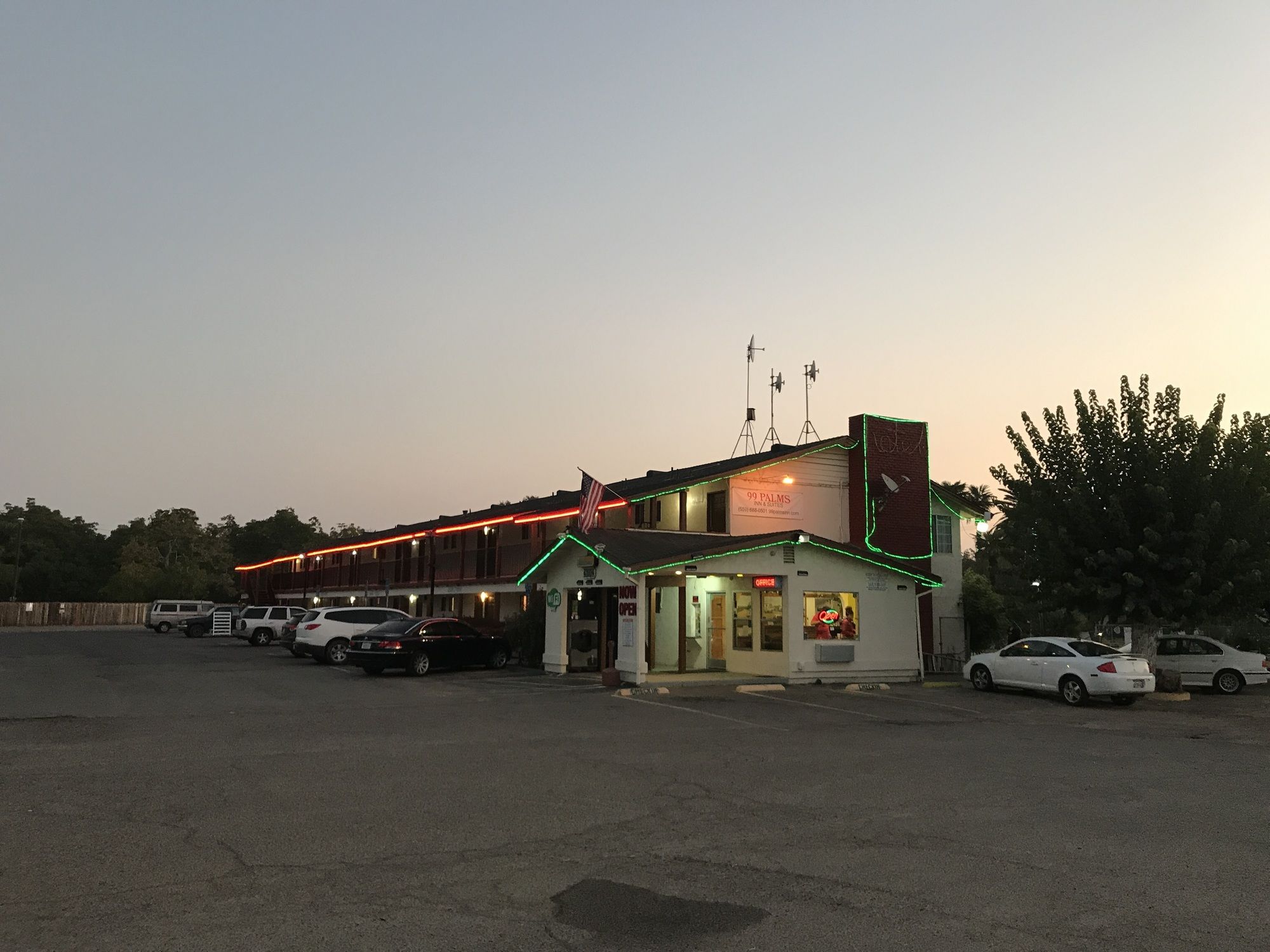 99 Palms Inn & Suites