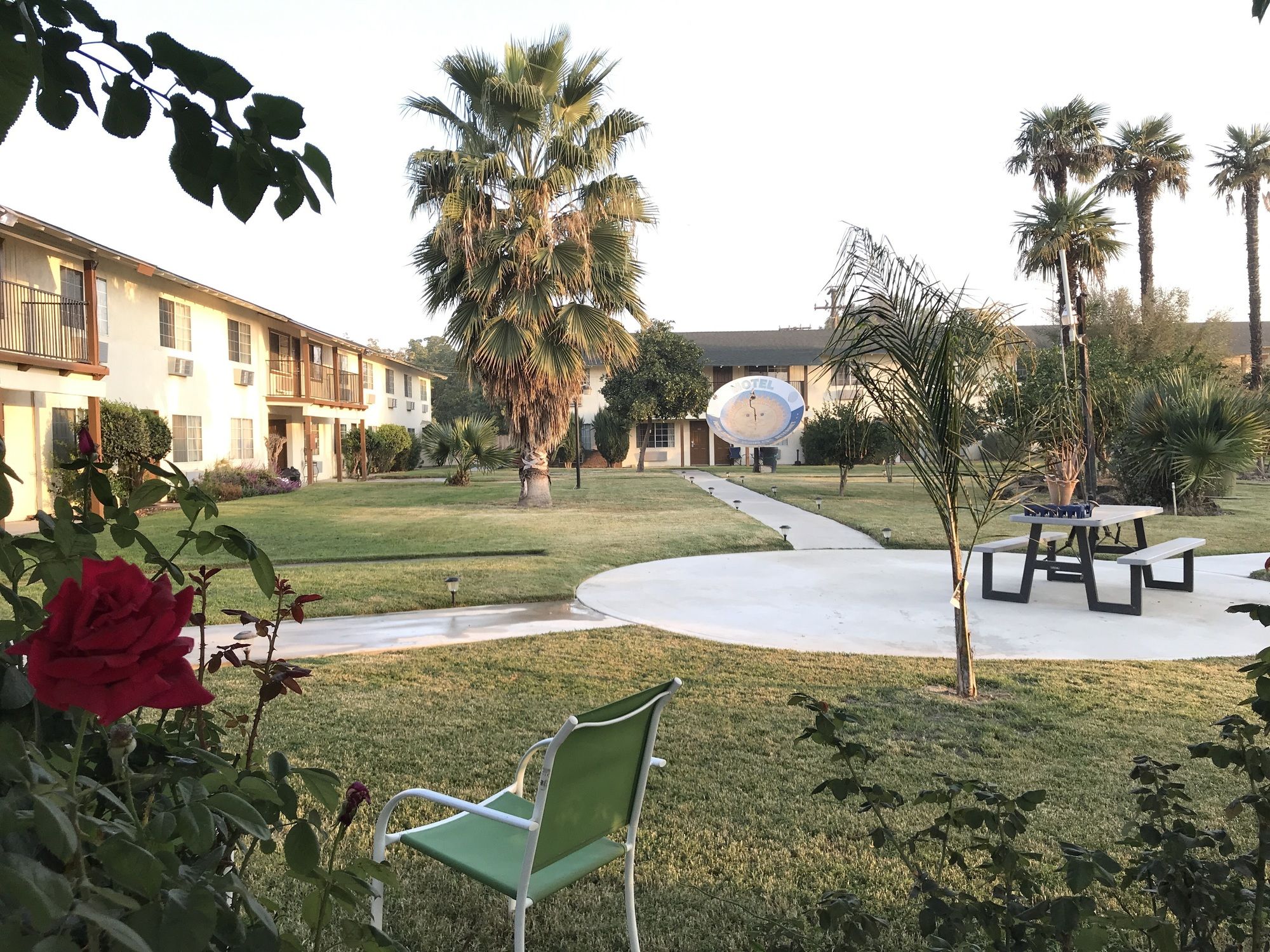 99 Palms Inn & Suites