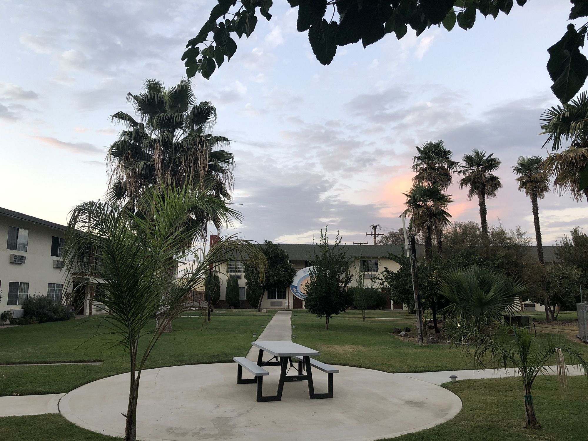 99 Palms Inn & Suites