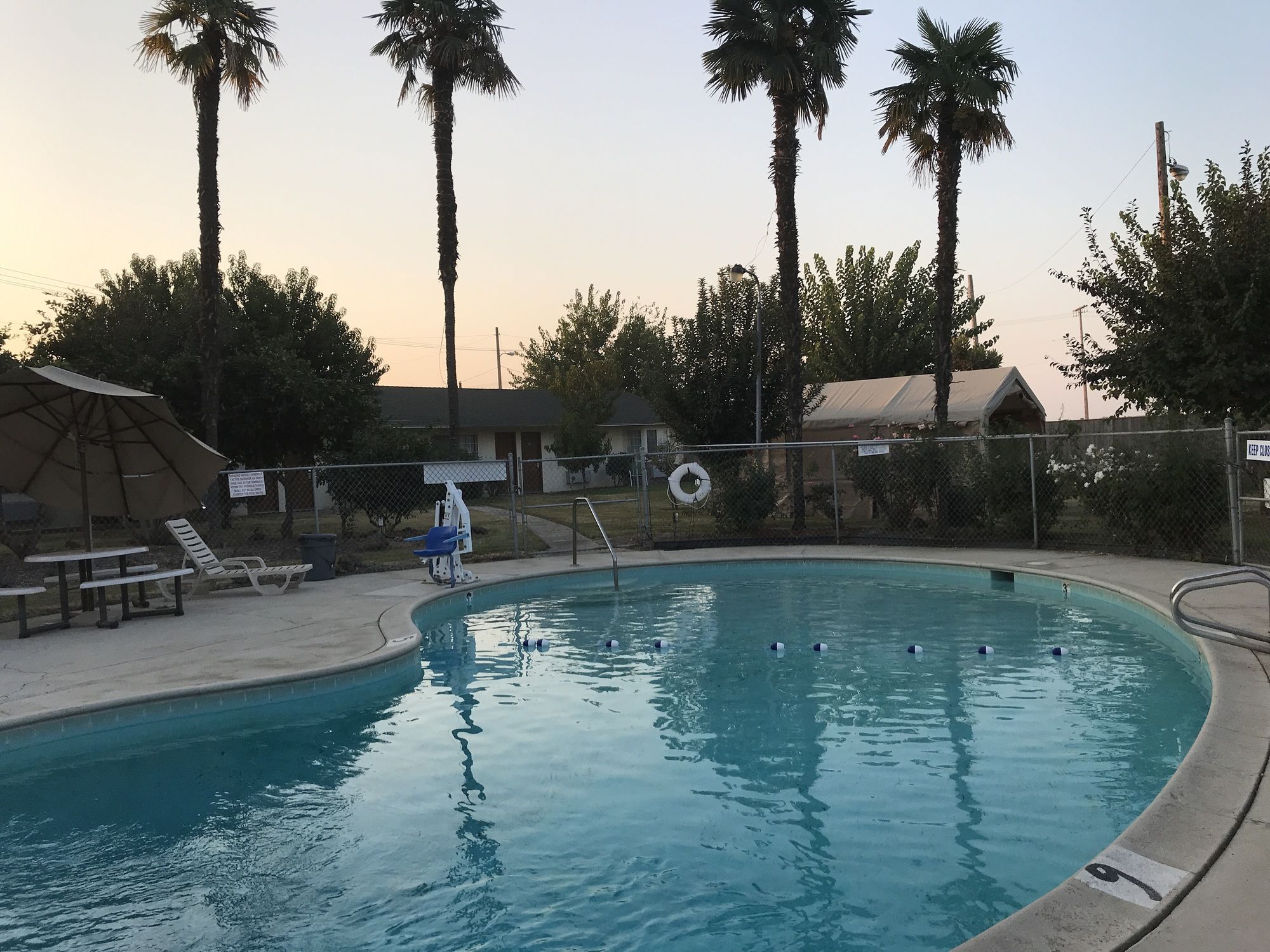 99 Palms Inn & Suites