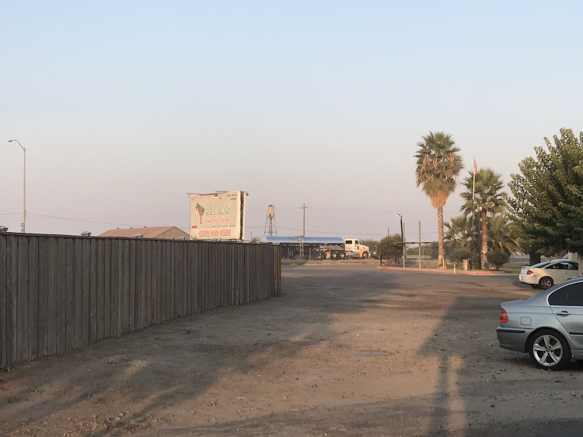 99 Palms Inn & Suites