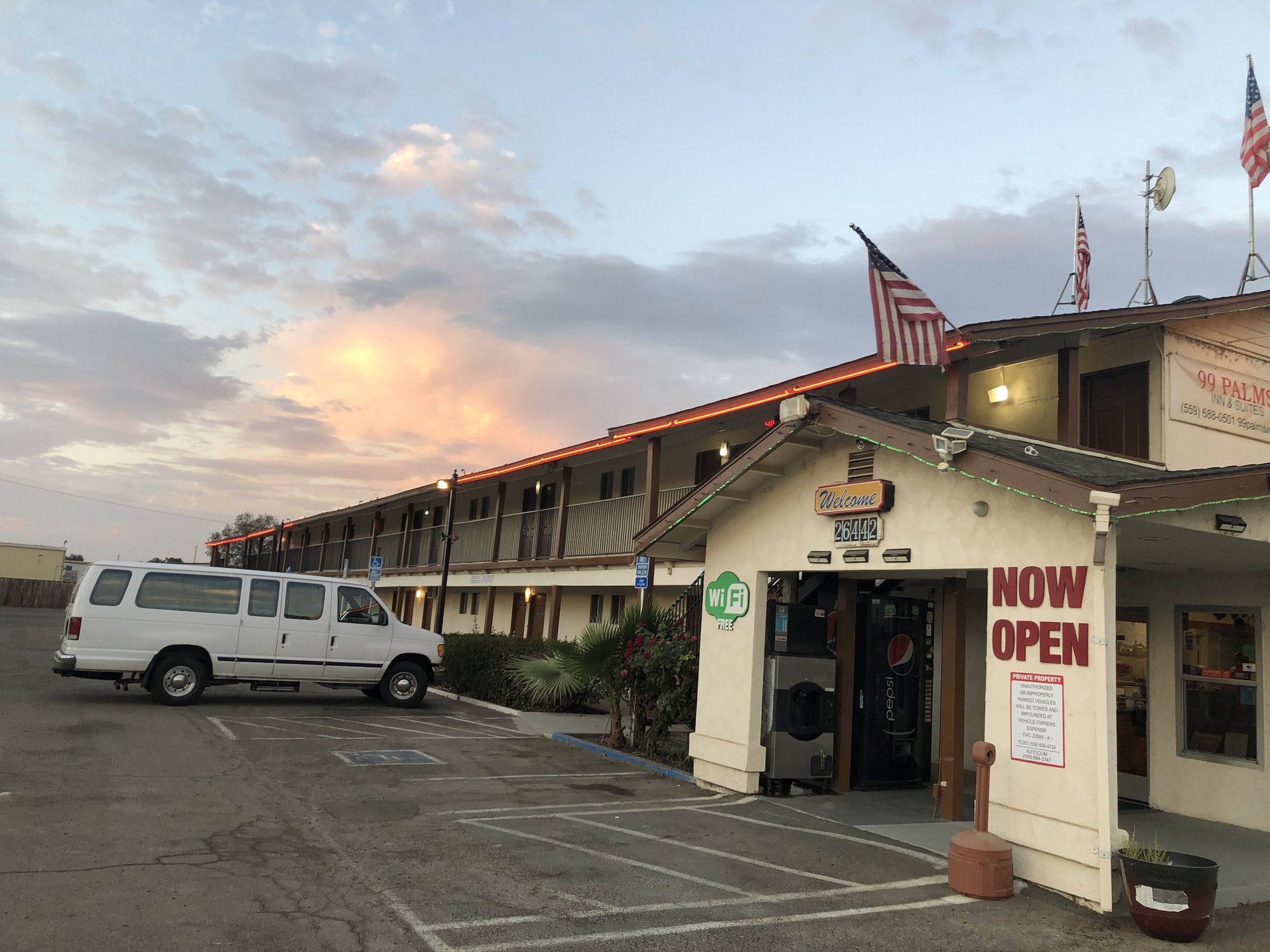 99 Palms Inn & Suites