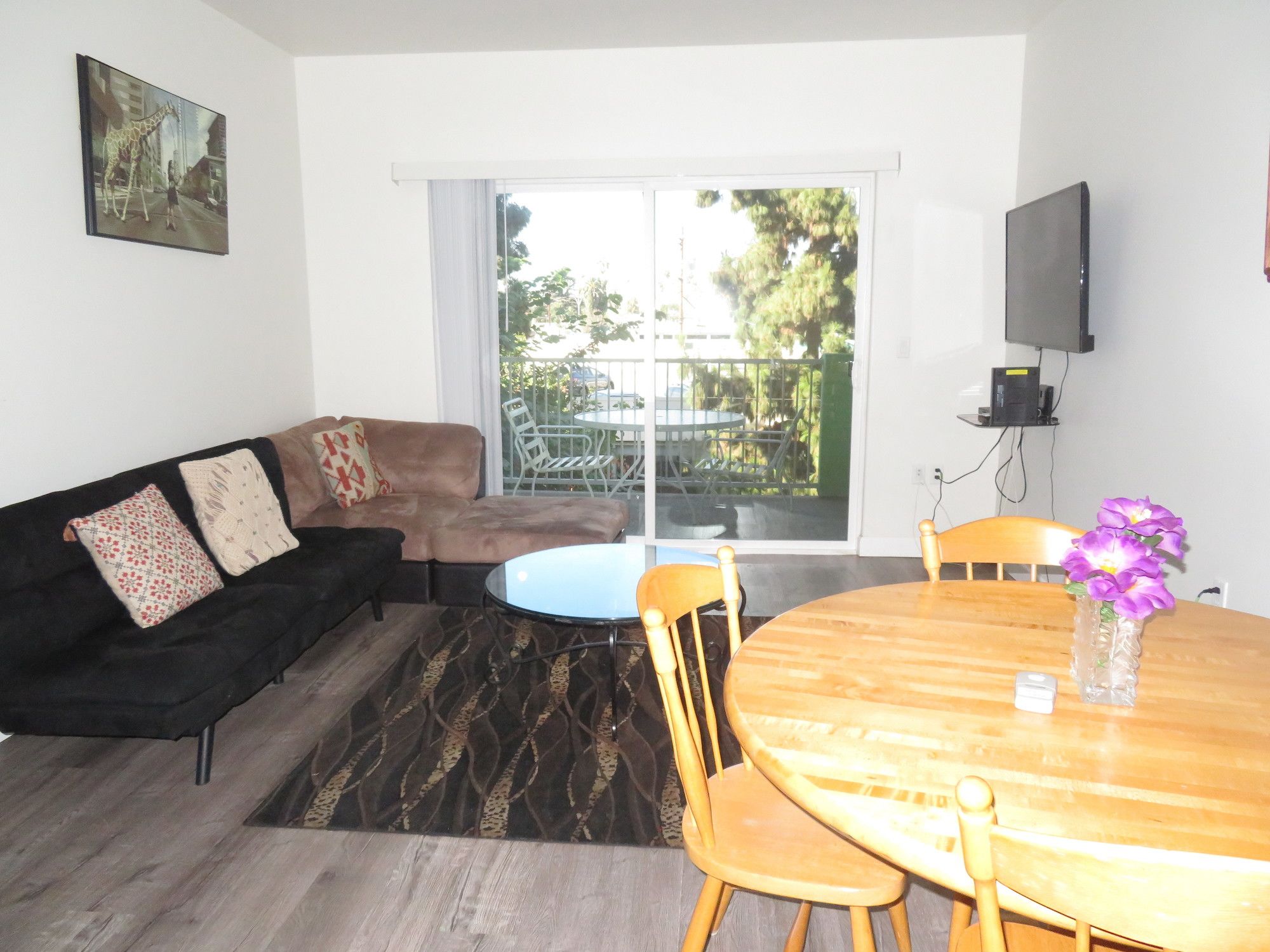 Fully Furnished Apartments near Hollywood