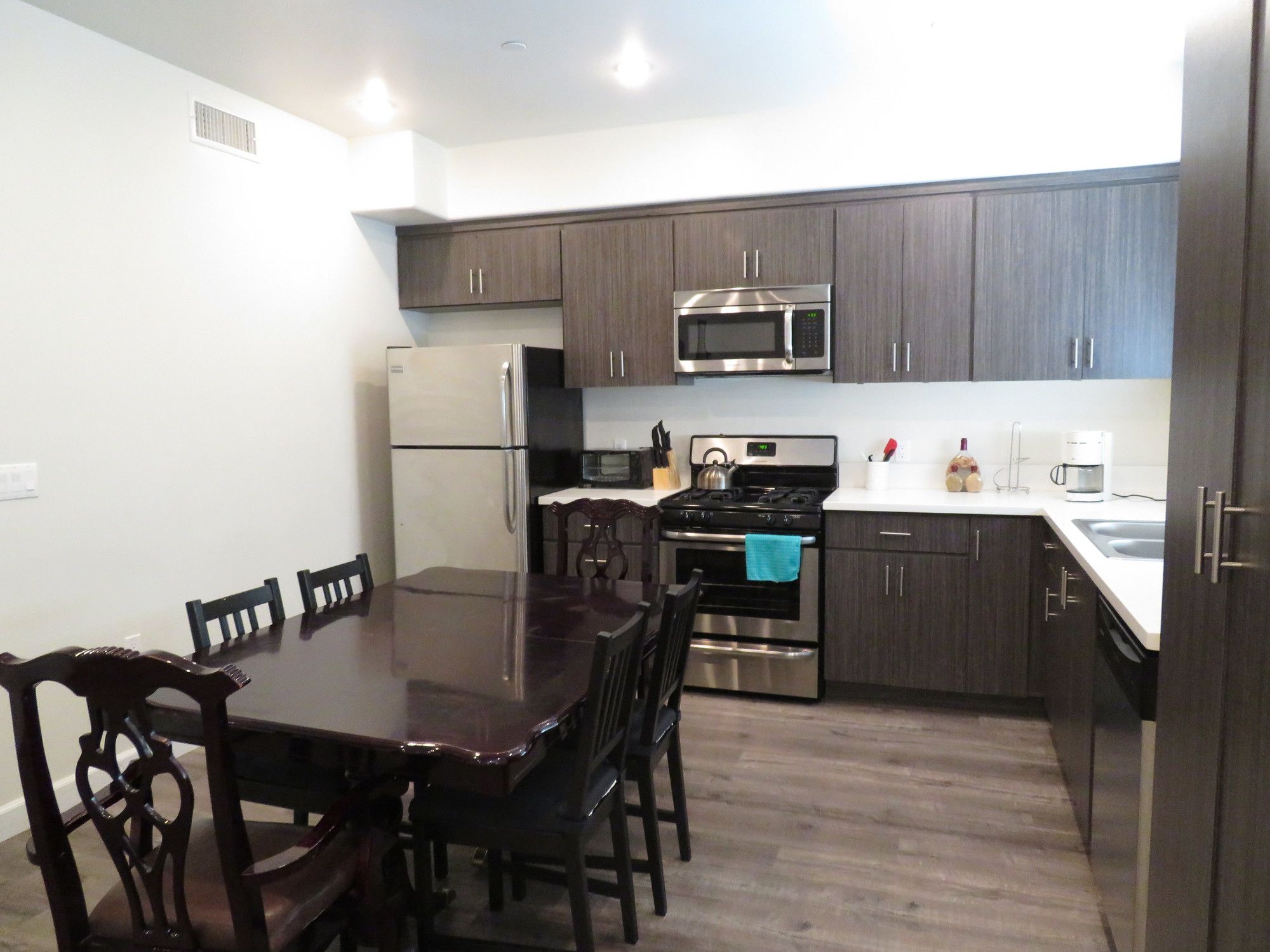 Fully Furnished Apartments near Hollywood