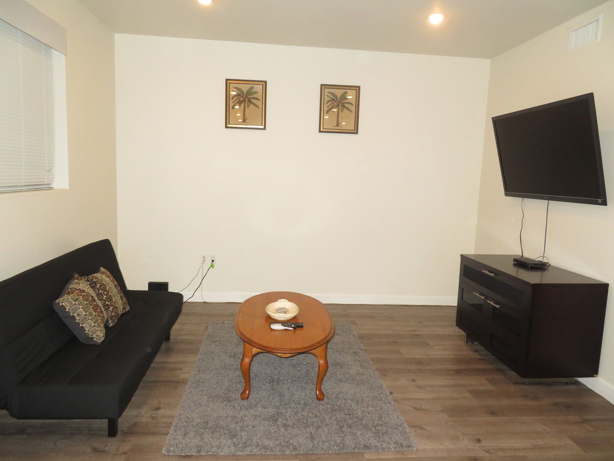 Fully Furnished Apartments near Hollywood