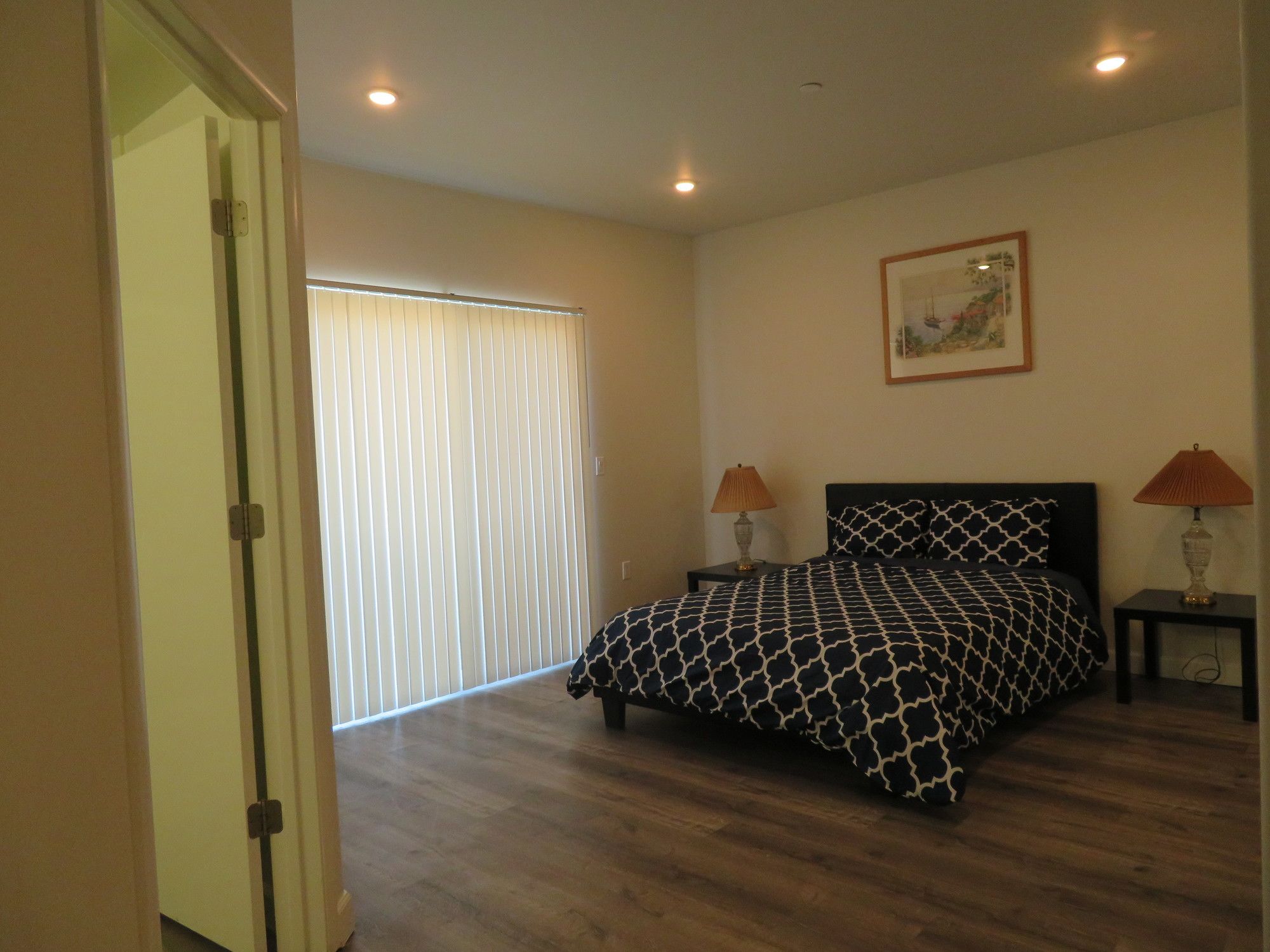 Fully Furnished Apartments near Hollywood