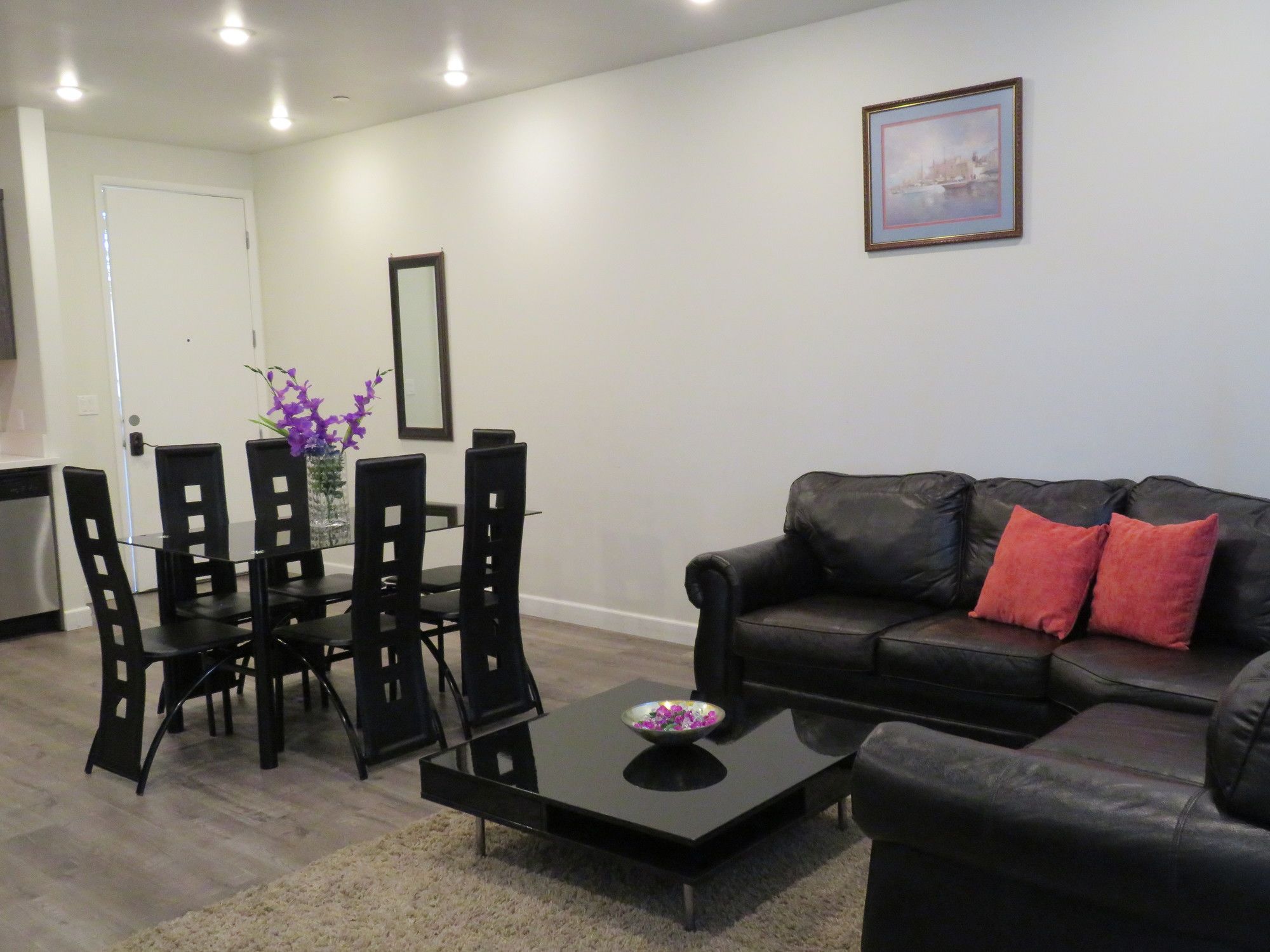 Fully Furnished Apartments near Hollywood