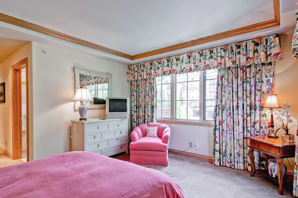 Oxford Court by Beaver Creek Mountain Lodging