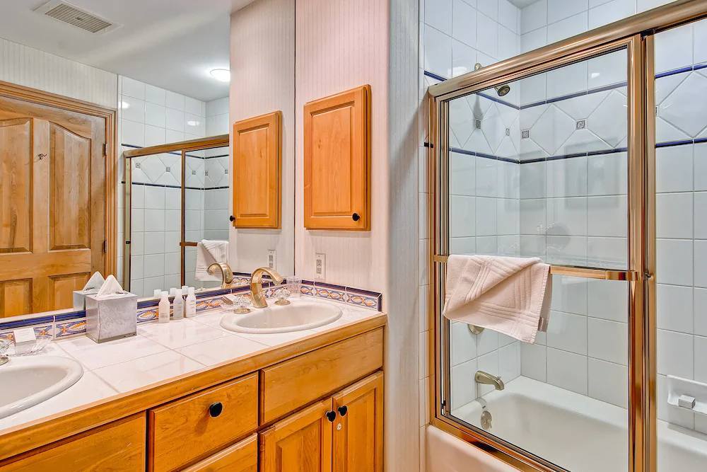 Oxford Court by Beaver Creek Mountain Lodging
