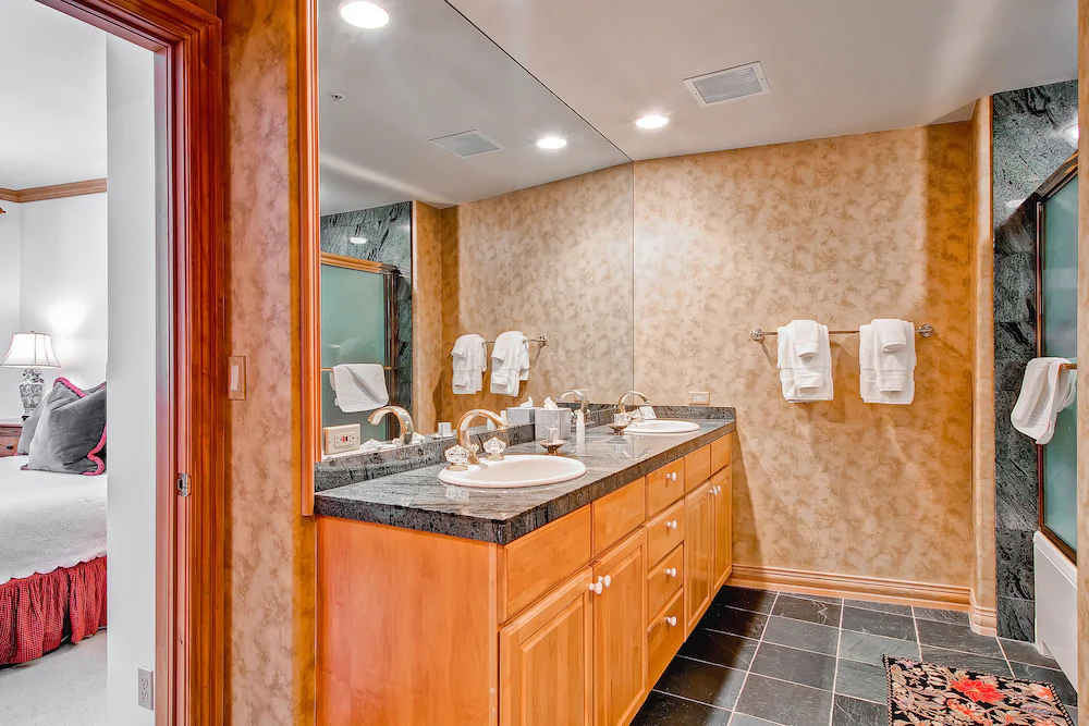 Oxford Court by Beaver Creek Mountain Lodging