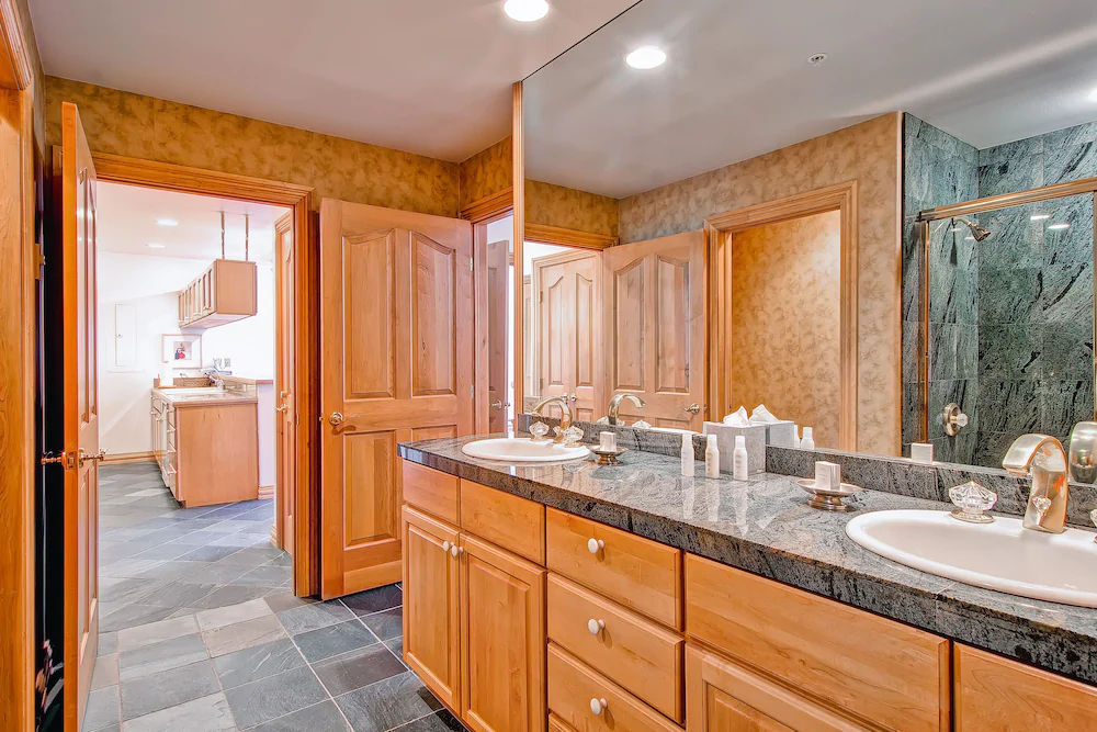 Oxford Court by Beaver Creek Mountain Lodging