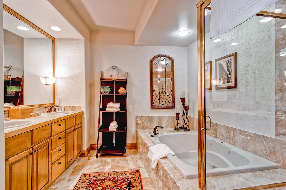 Oxford Court by Beaver Creek Mountain Lodging