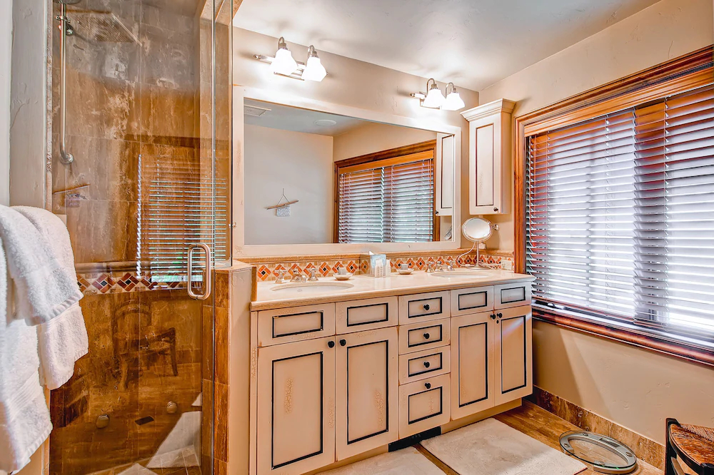 Oxford Court by Beaver Creek Mountain Lodging