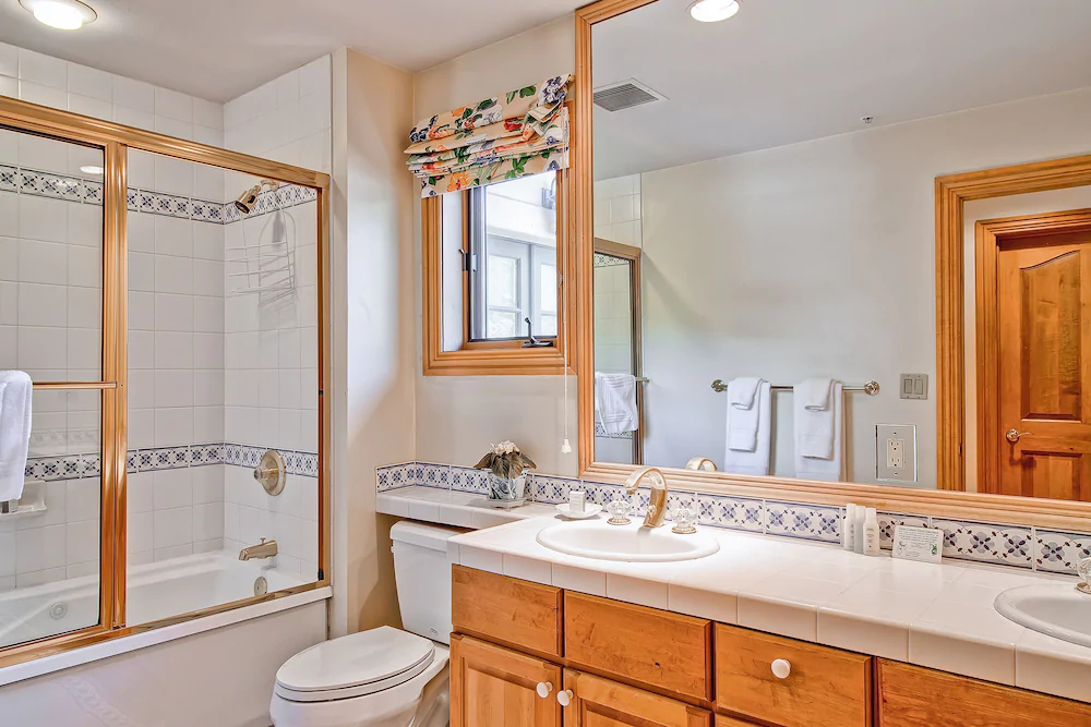 Oxford Court by Beaver Creek Mountain Lodging