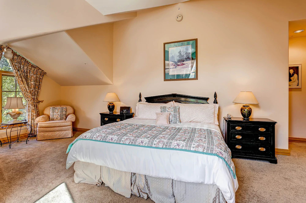Oxford Court by Beaver Creek Mountain Lodging