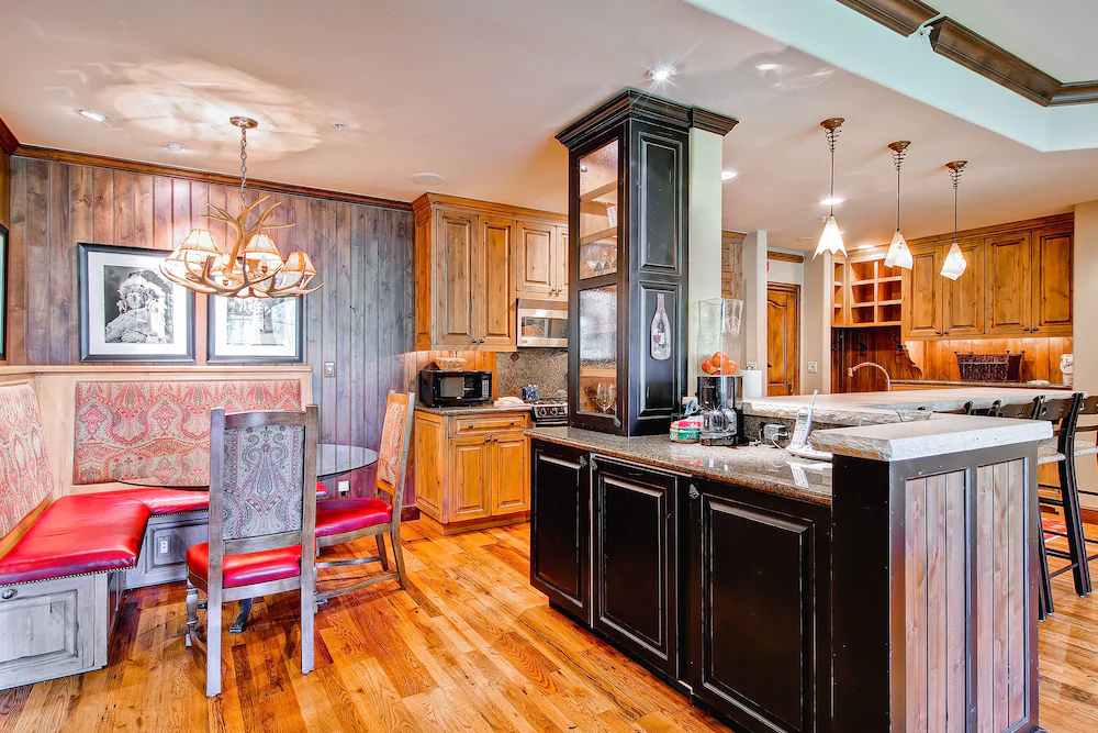 Oxford Court by Beaver Creek Mountain Lodging