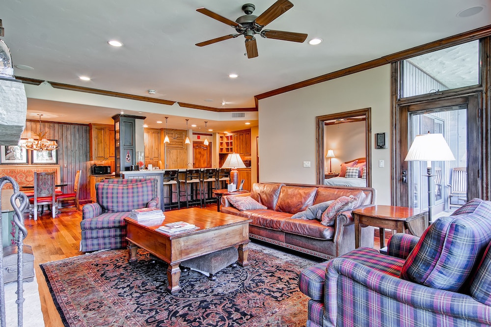 Oxford Court by Beaver Creek Mountain Lodging