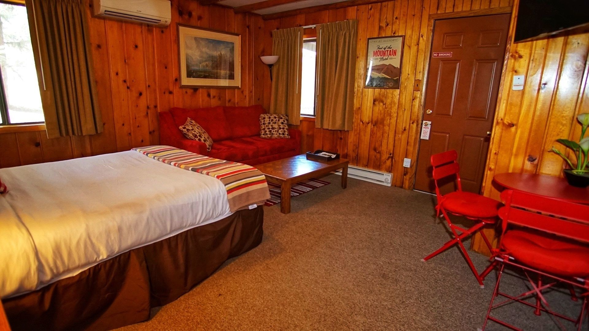 Foot Of The Mountain Motel