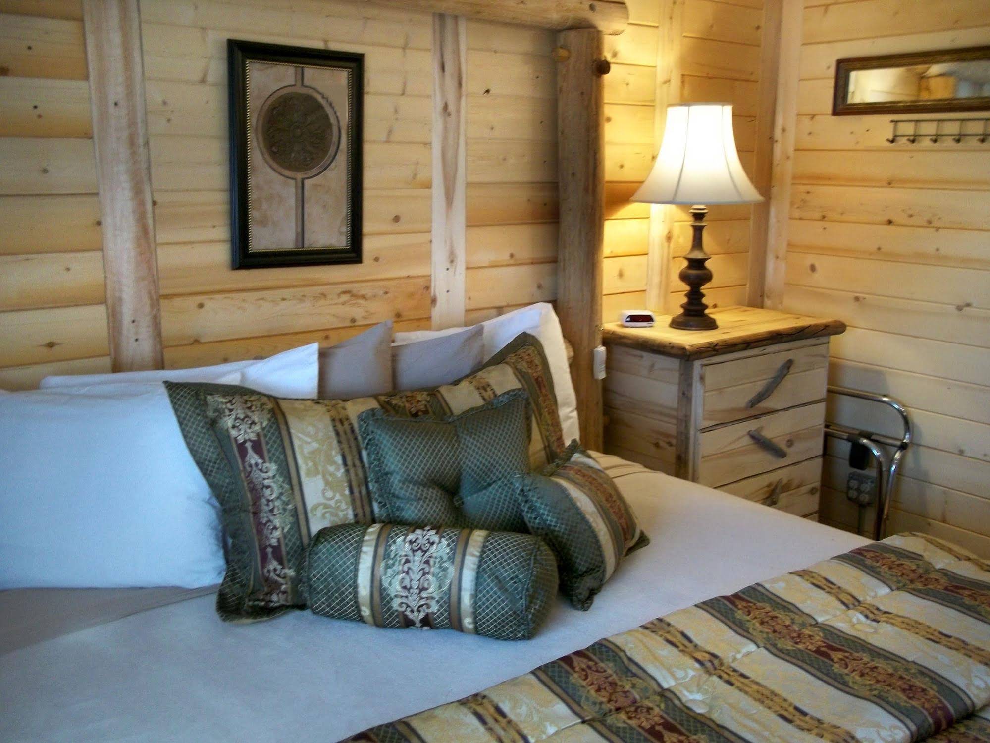 The Cedaredge Lodge