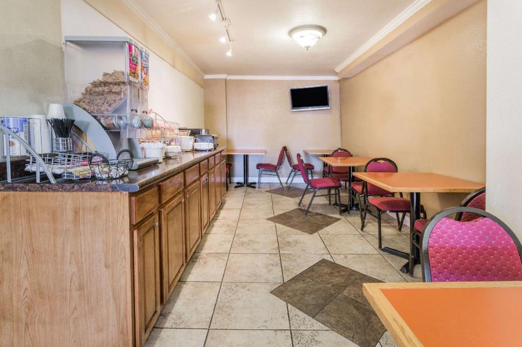 Super 8 by Wyndham Colorado Springs/Chestnut Street