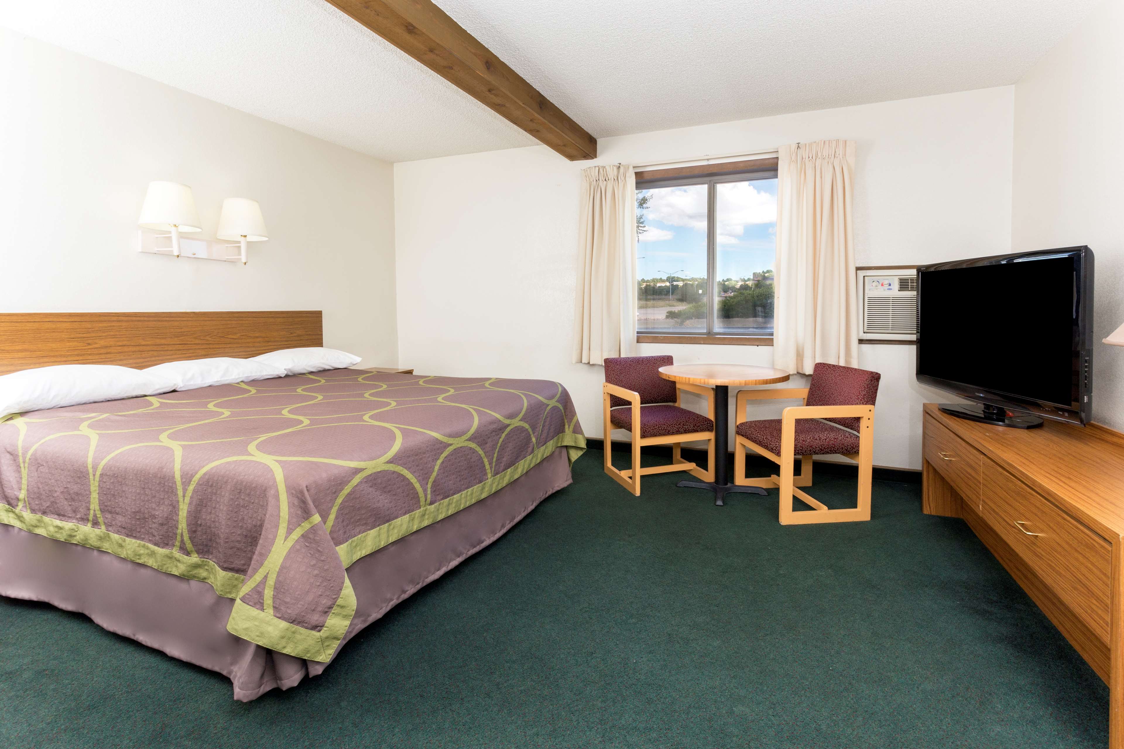 Super 8 by Wyndham Cos/Hwy. 24 E/PAFB Area