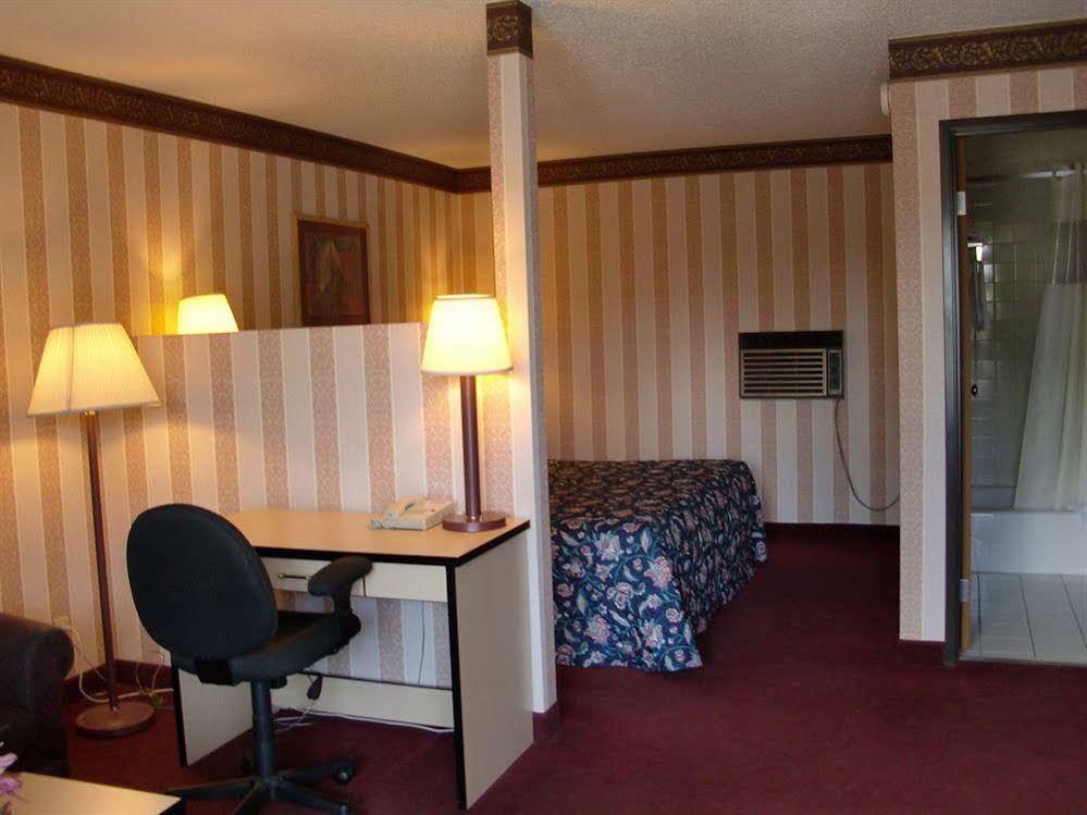 TravelStar Inn & Suites