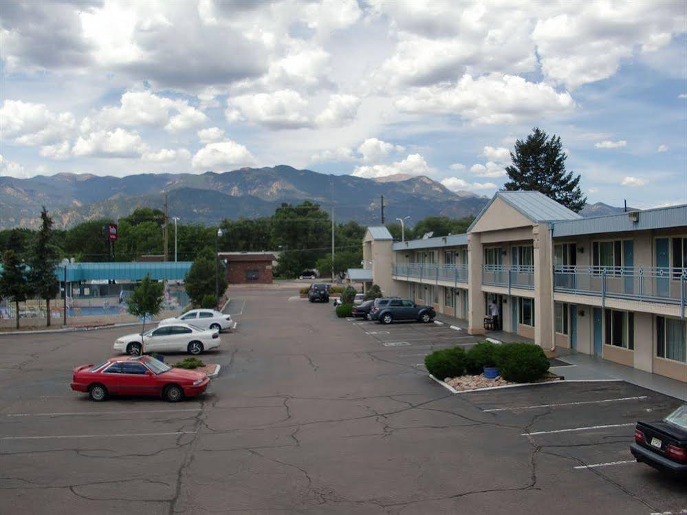TravelStar Inn & Suites