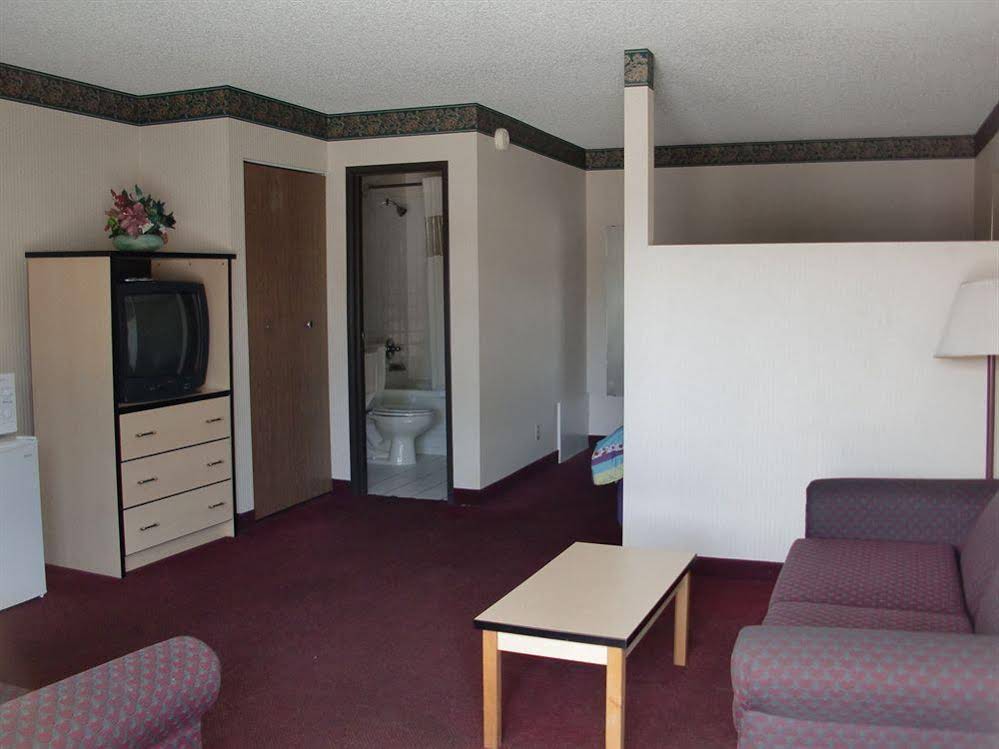 TravelStar Inn & Suites