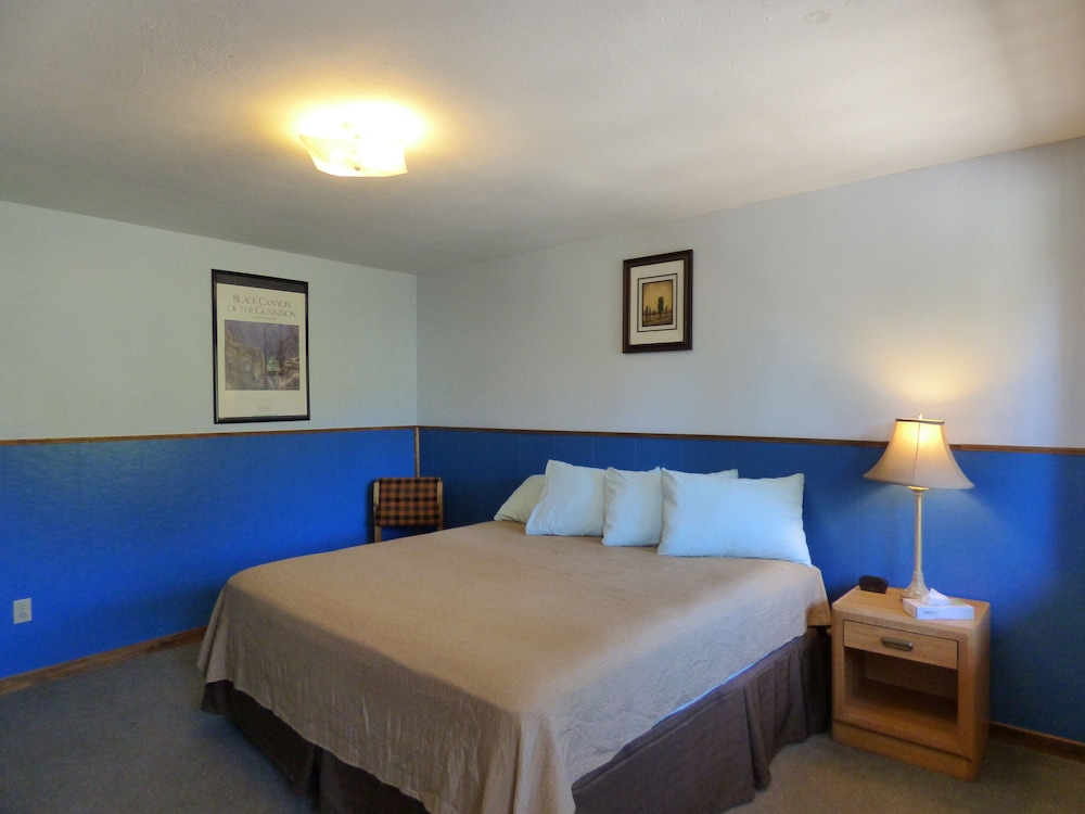 The Hitching Post Hotel And Farm Store