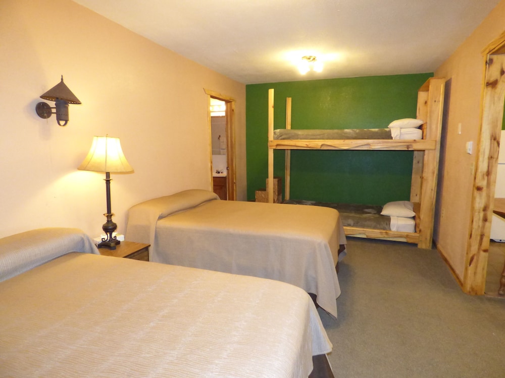 The Hitching Post Hotel And Farm Store