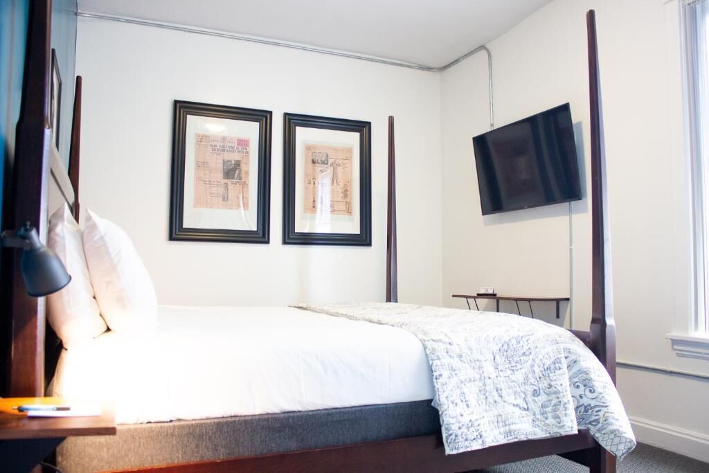 11th Avenue Hotel and Hostel