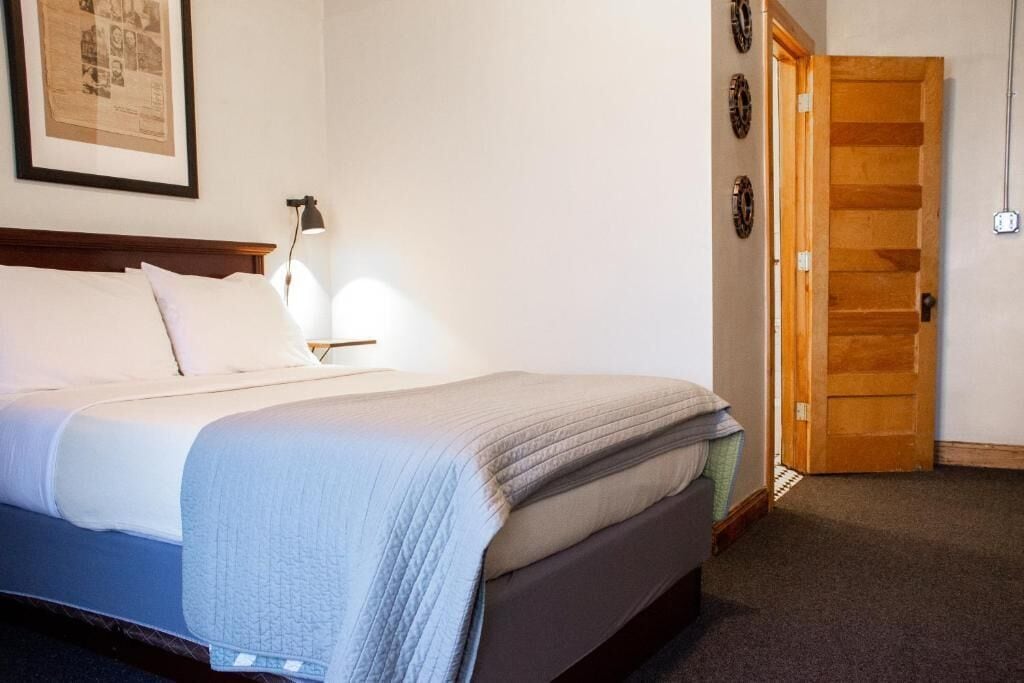11th Avenue Hotel and Hostel