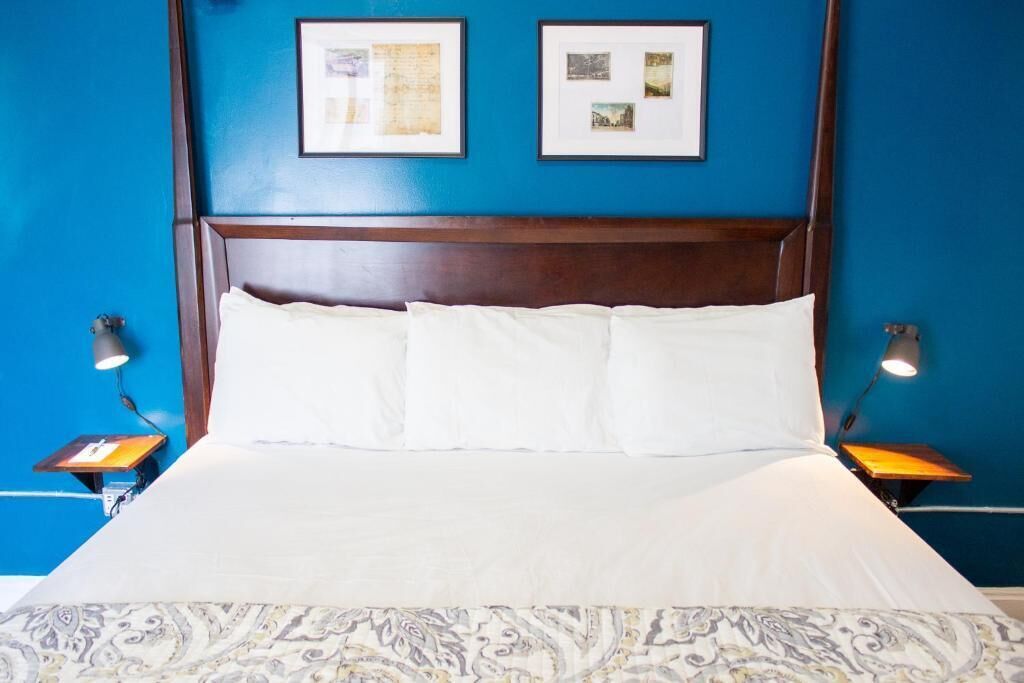 11th Avenue Hotel and Hostel