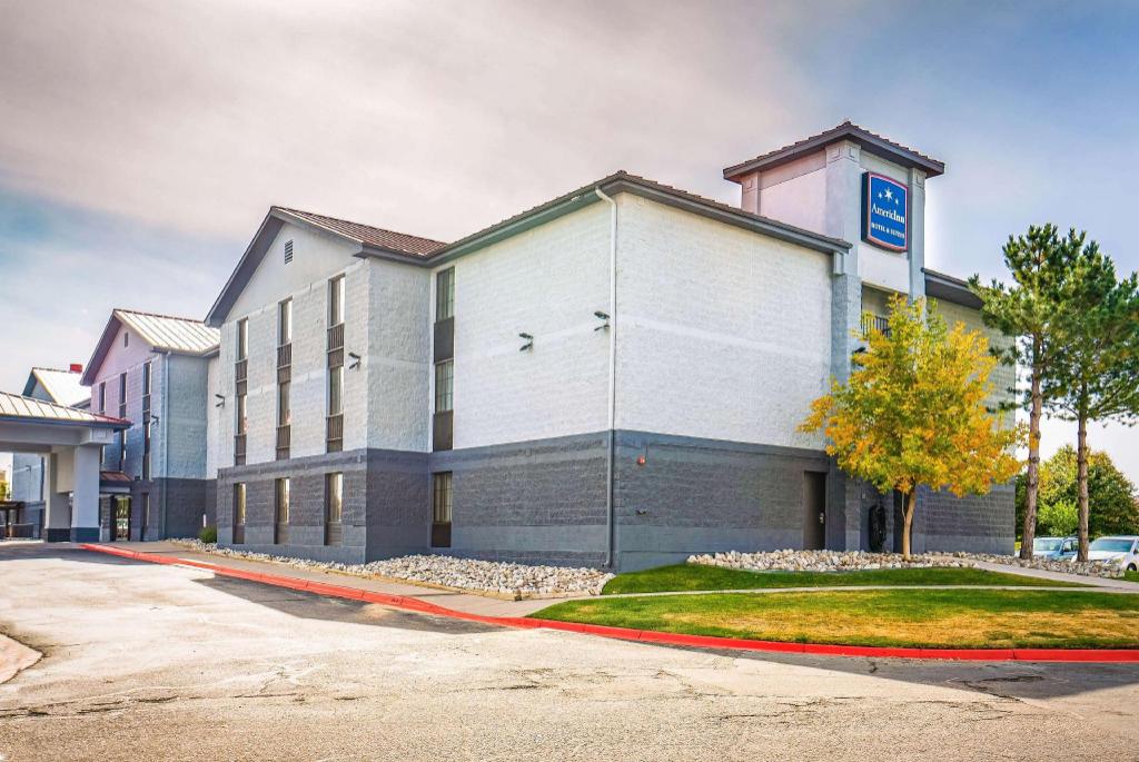 AmericInn by Wyndham Denver Airport