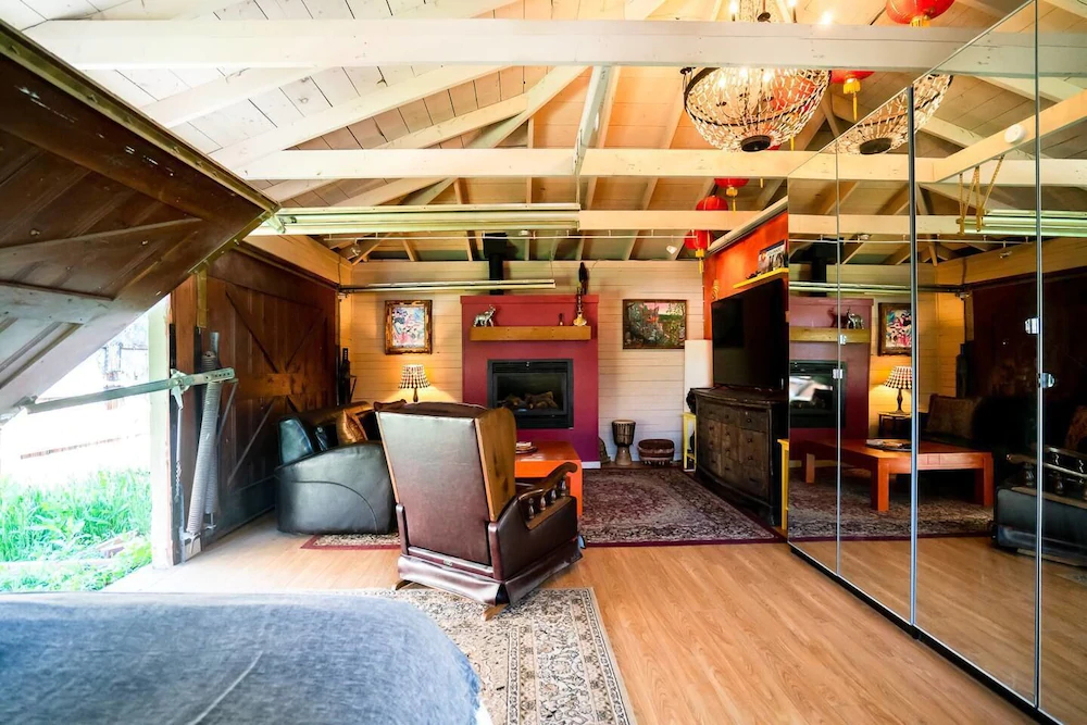 Casa De Henrichs + The Den