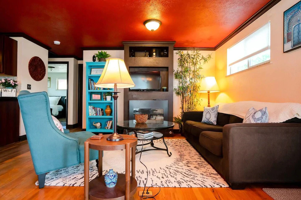 Casa De Henrichs + The Den