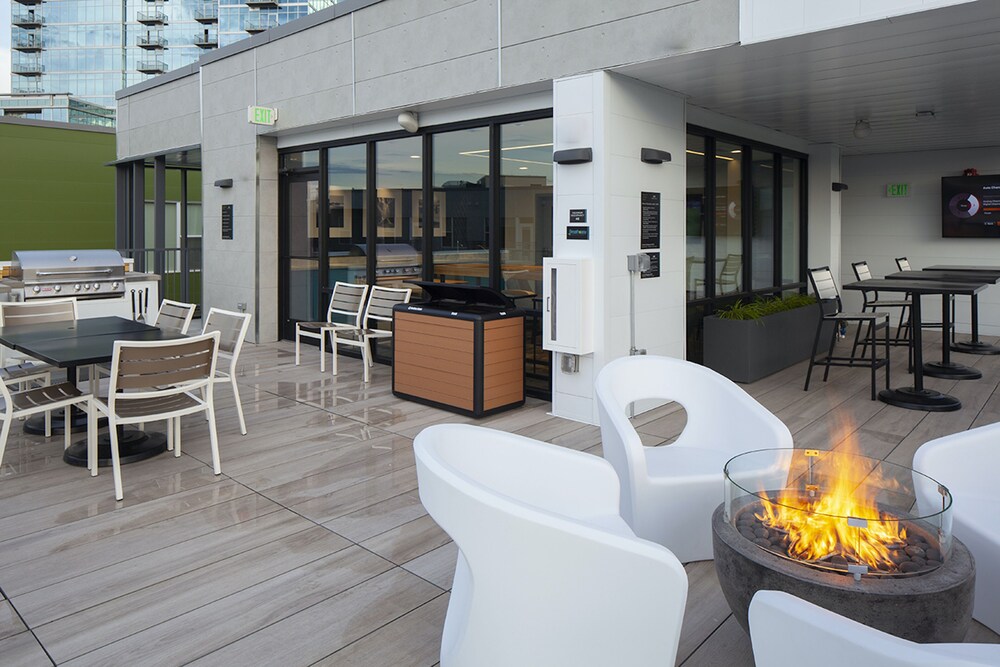 AMLI Riverfront Green by Kasa Denver Union Station Apartments