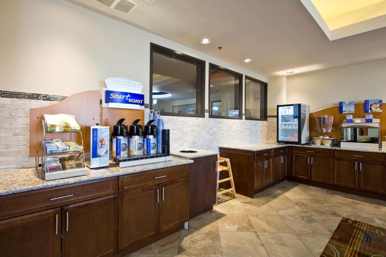 Holiday Inn Express & Suites Denver East-Peoria Street