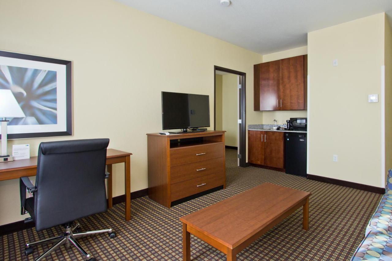 Holiday Inn Express & Suites Denver East-Peoria Street