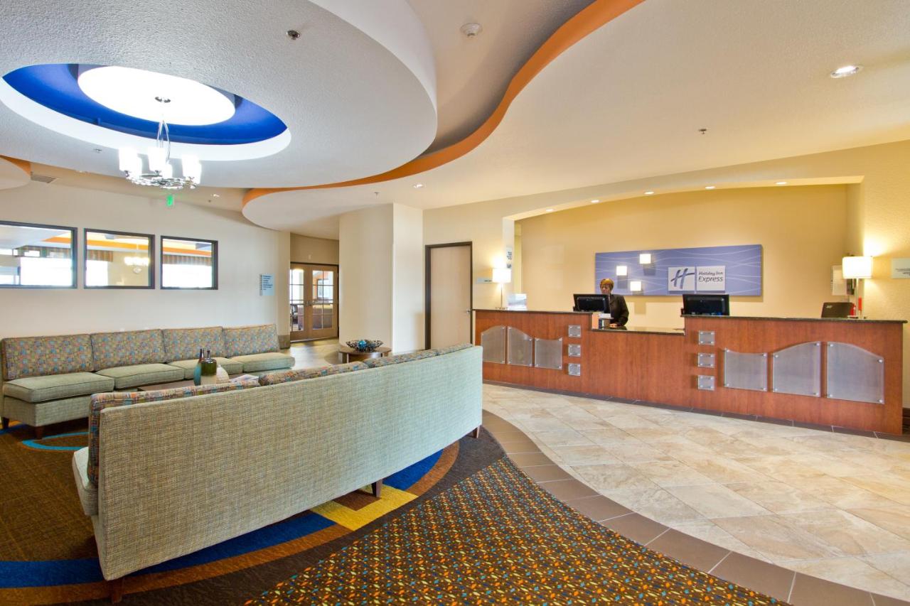 Holiday Inn Express & Suites Denver East-Peoria Street